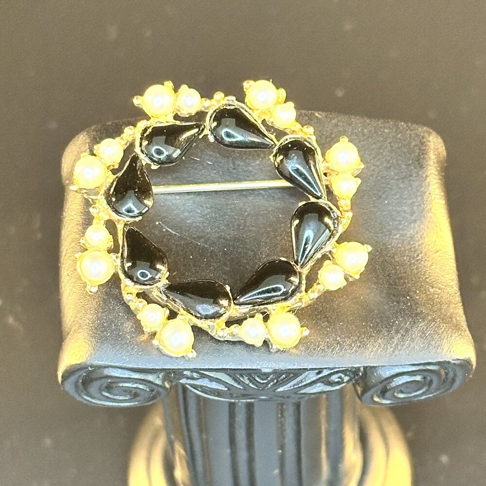 🖤 Vintage Black Enamel & Faux Pearl Wreath Brooch – Elegant Gold-Tone Circle Pi